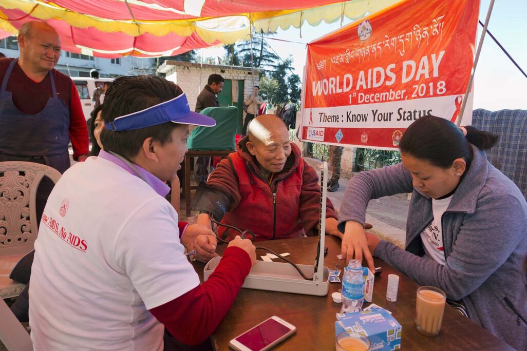 בדיקות HIV בהודו. "הסקר הוא קריאת השכמה להחיות מחדש תכניות למניעת HIV ותוכניות חינוך" (צילום: AP Photo/Ashwini Bhatia)