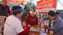 בדיקות HIV בהודו. "הסקר הוא קריאת השכמה להחיות מחדש תכניות למניעת HIV ותוכניות חינוך" (צילום: AP Photo/Ashwini Bhatia)