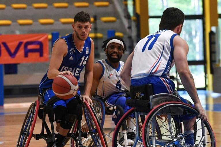 עמית ויגודה במדי נבחרת ישראל בכדורסל בכיסאות גלגלים (צילום: אוגוסטו ביזי)