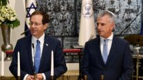 ראש המוסד דוד ברנע (מימין), נשיא המדינה יצחק הרצוג וראש הממשלה נפתלי בנטבטקס הענקת תעודות הצטיינות לעובדי המוסד (צילום: חיים צח / לע"מ)