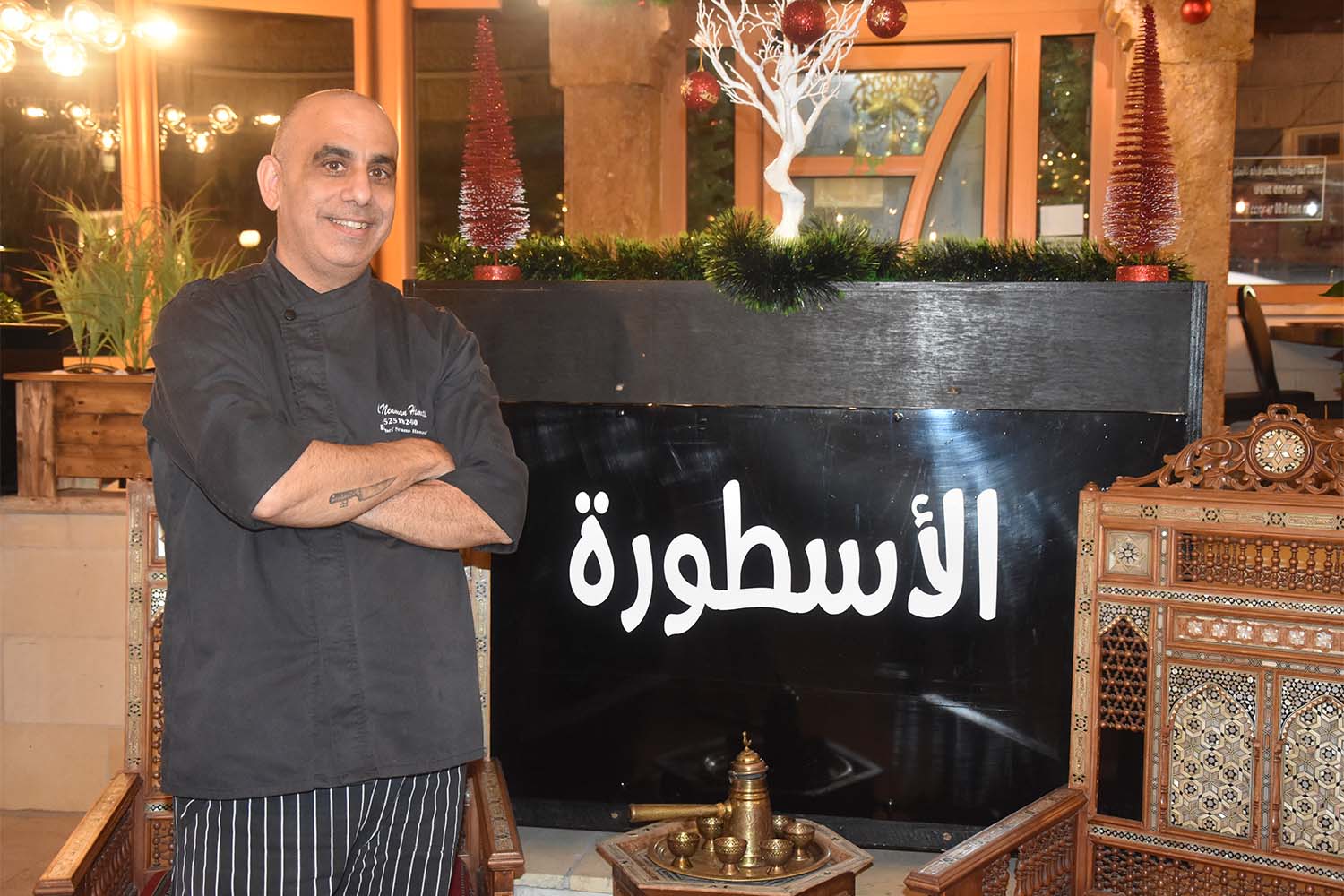 השף נועמאן חמאתי בפתח המסעדה (צילום: הדס יום טוב)