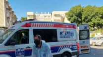 מתנדבי זק"א בביתו של אדם שנמצא ללא רוח חיים. ארכיון (צילום: זק"א)