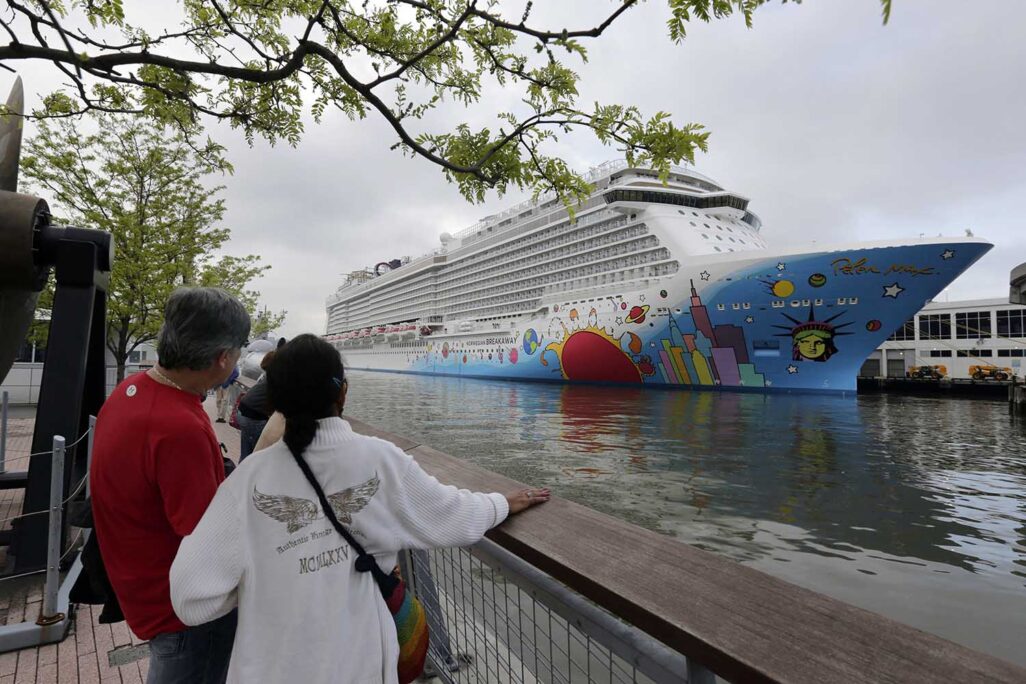ספינת התענוגות ועליה 10 חולים מאומתים לקורונה (צילום: AP Photo/Richard Drew)
