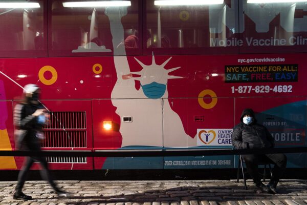 מרכז חיסונים נייד שפועל מאוטובוס בעיר ניו-יורק (צילום: AP Photo/John Minchillo)