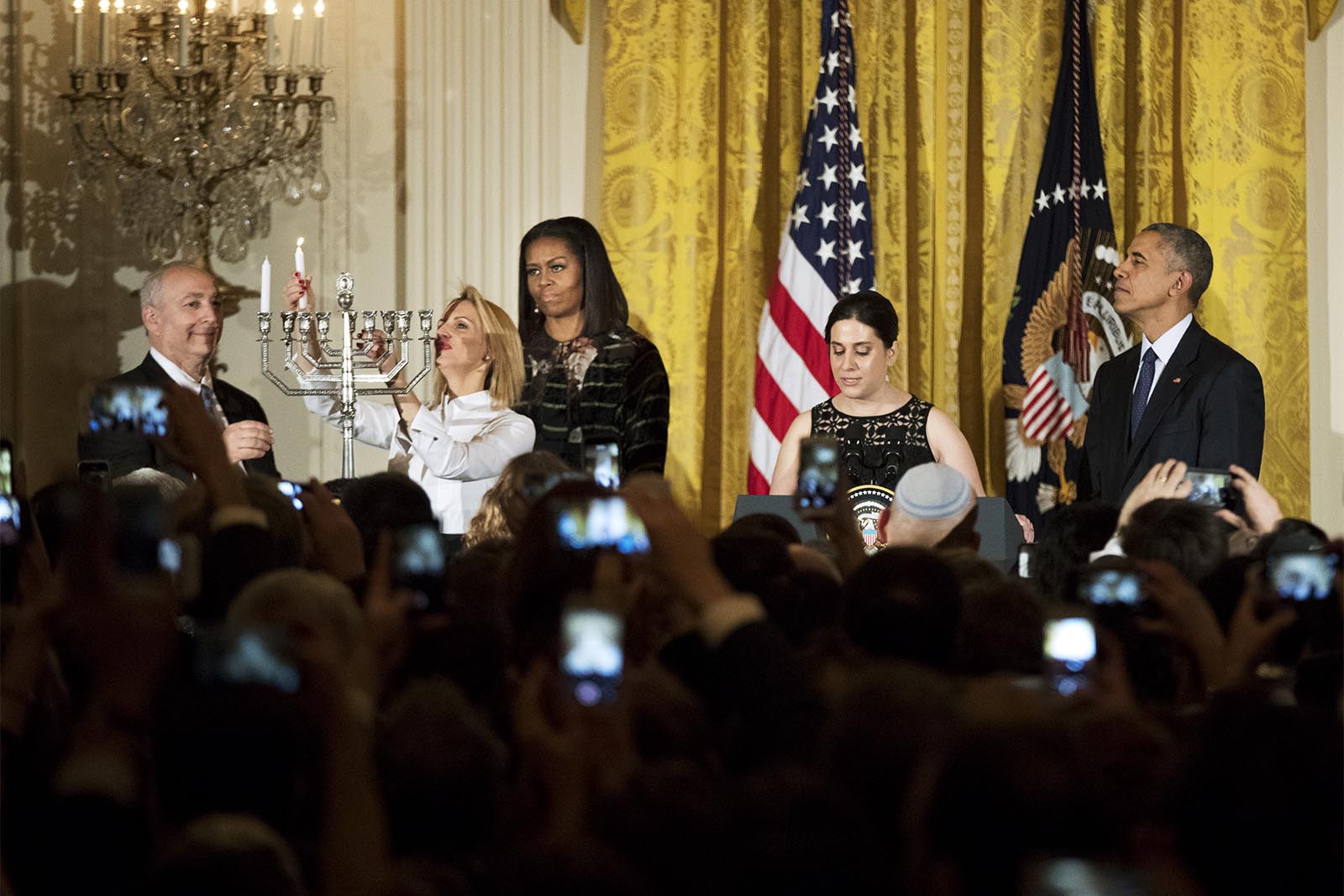 נשיא ארה&quot;ב ברק אובמה (מימין) במסיבת חנוכה בבית הלבן, 2016. מסר של שלום ובנייה אל מול השנאה (AP Photo/Manuel Balce Ceneta)