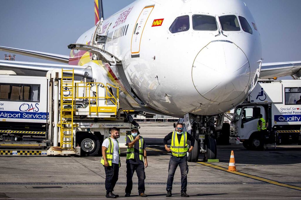 Workers at Ben Gurion International Airport loading a plane with cargo. (Photo: Olivier Fitoussi / Flash90)