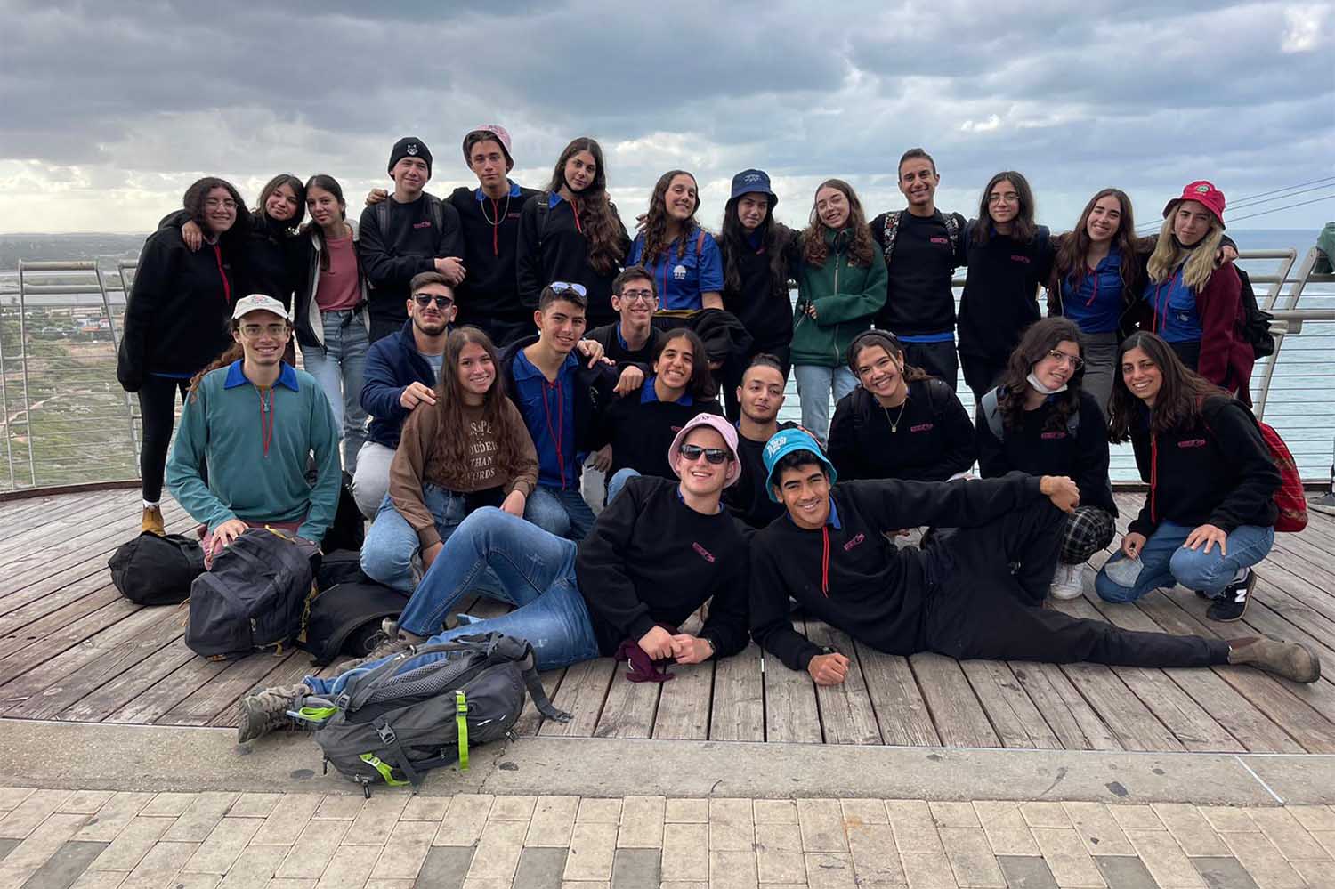 משתתפי מסע בישראל שכבת י&quot;ב של הנוער העובד והלומד בראש הנקרה (צילום: הנוער העובד והלומד)
