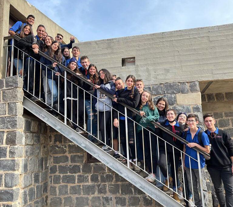 משתתפי מסע בישראל שכבת י"ב של הנוער העובד והלומד בחצר כנרת (צילום: הנוער העובד והלומד)
