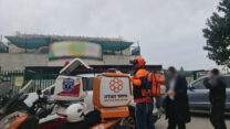 צוות רופאי מחוץ למעון בקרית גת (צילום: דוברות איחוד הצלה)
