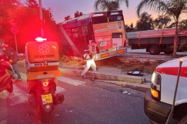 התאונה בתל אביב (צילום: דוברות איחוד הצלה)