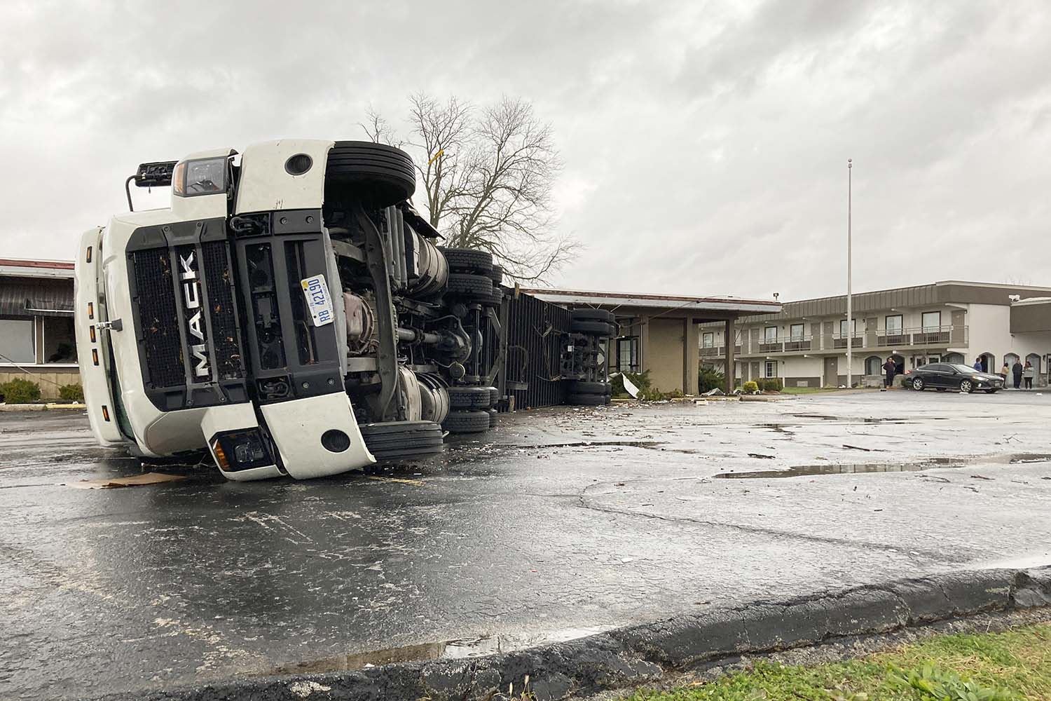 משאית סמיטריילר גדולה התהפכה בסופה בארקנסו  (AP Photo/Dylan T. Lovan)