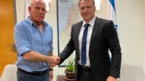 דני שחר (משמאל), ויואל רזבוזוב מימין. (צילום: משרד התיירות)