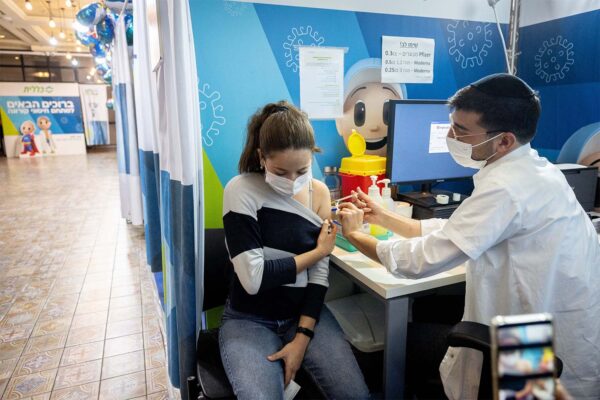 חיסון ילדים לקורונה (צילום: יונתן זינדל/פלאש90)