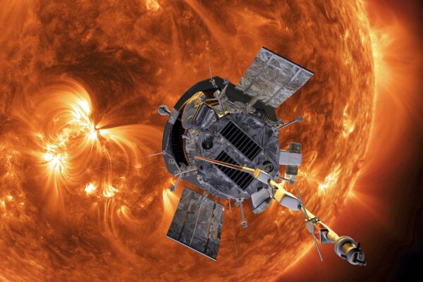 הדמיה של הגשושית פרקר מתקרבת לשמש. "היה שם מאובק מהצפוי" (Steve Gribben/Johns Hopkins APL/NASA via AP)