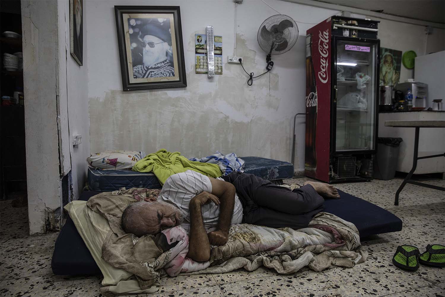 דניאל תורג'מן, בן 60, נח במקלט המשמש גם כבית כנסת סמוך לבניין מגוריו באשדוד. 19 במאי 2021 (צילום: AP Photo/Heidi Levine)