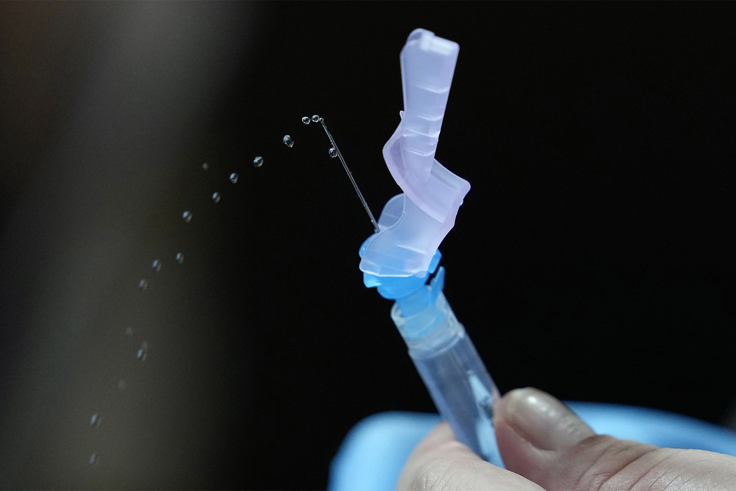 עובד שירותי הבריאות מכין את חיסון הקורונה של פייזר במכון הלאומי לכליות והשתלות בפיליפינים. 17 בנובמבר 2021 (צילום: AP Photo/Aaron Favila)