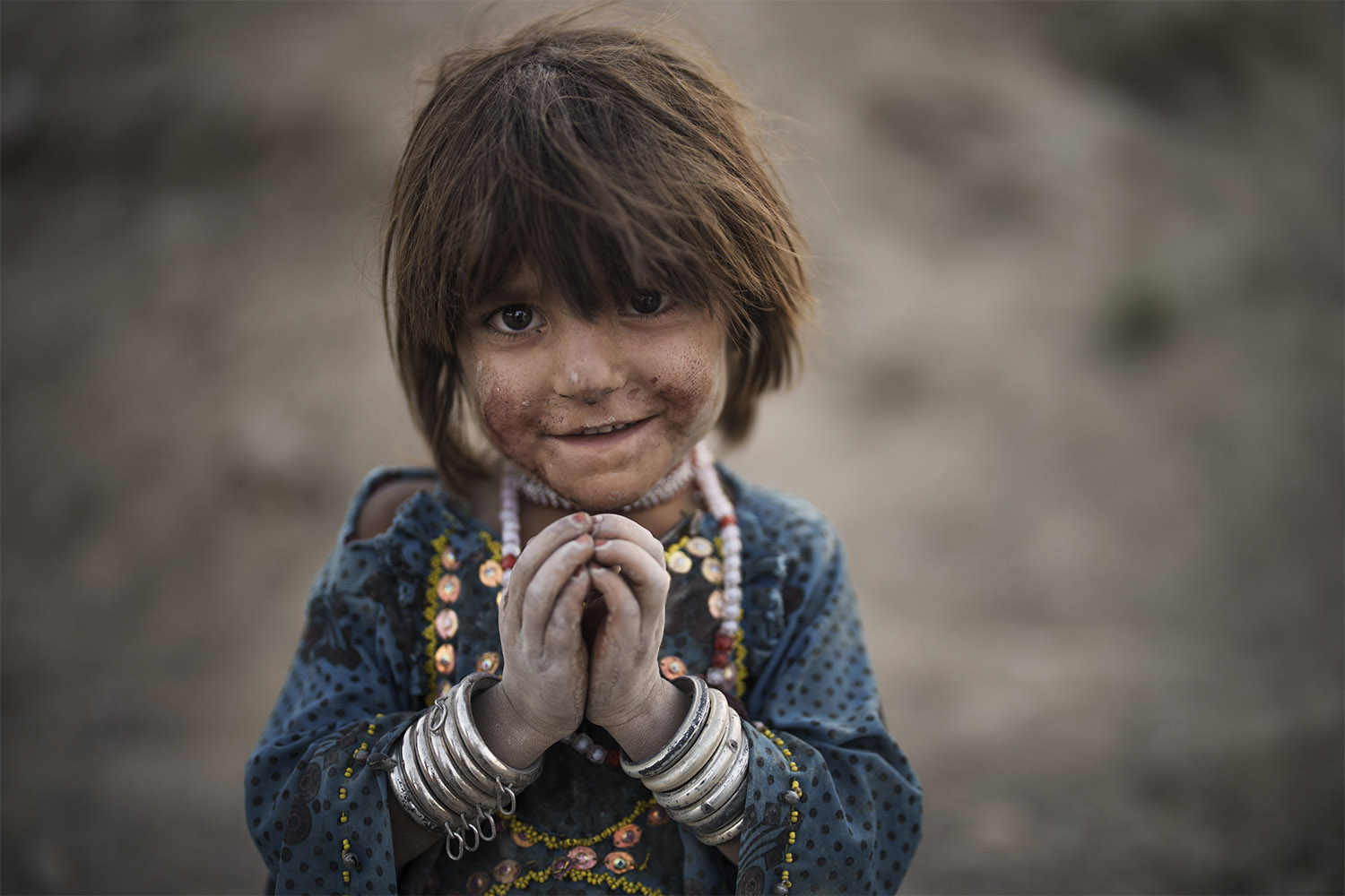 הילדה לילה בשכונה ענייה בקאבול, בירת אפגניסטן, בה חיים כבר שנים מאות עקורים ממזרח המדינה (צילום: AP Photo/Felipe Dana)