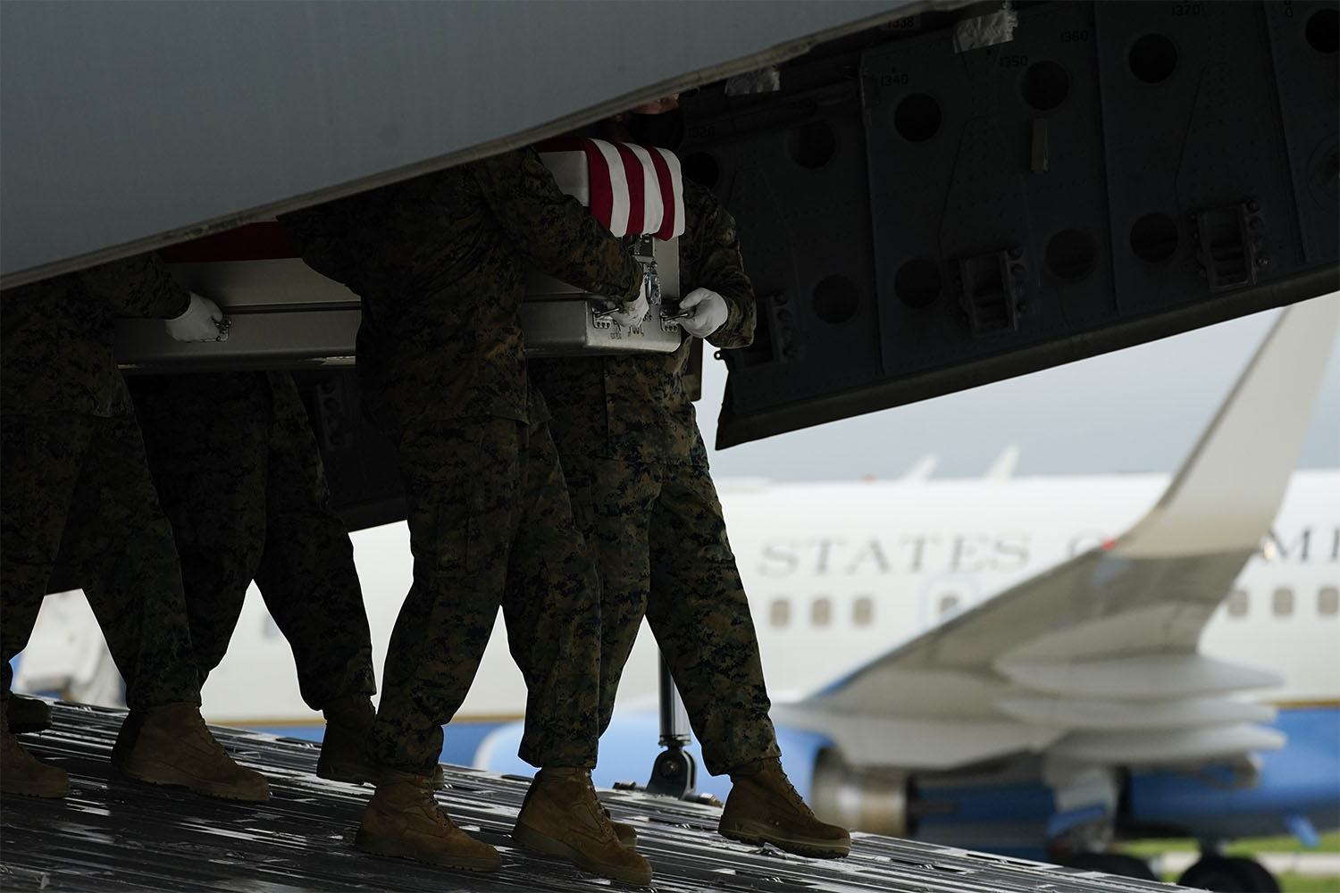 מטוס של חיל הנחתים נוחת בארה״ב לאחר נסיגת כוחות ארה&quot;ב מאפגניסטן אחרי 20 שנים של לחימה מתמשכת. החייל שנישא בארון הוא ארין טי הובר, שמת בהתקפה בנמל התעופה בקאבול, יחד עם 12 חיילים אמריקאים נוספים. 29 באוגוסט 2021 (צילום: AP Photo/Carolyn Kaster)