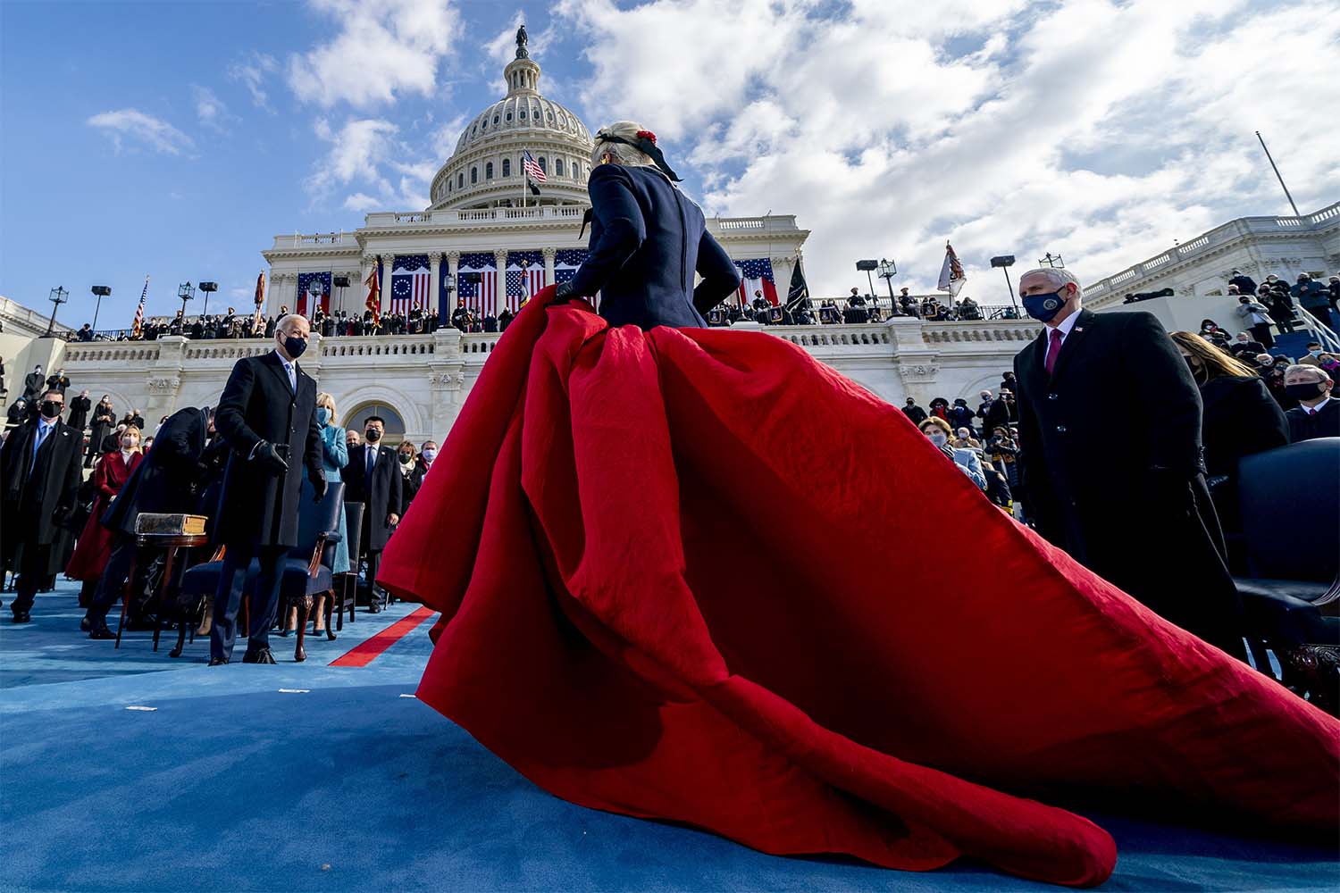 ליידי גאגא יורדת מהבמה לאחר שירת ההמנון בטקס השבעת ג׳ו ביידן לנשיא ה-59 של ארה&quot;ב. 20 בינואר 2021 (צילום: AP Photo/Andrew Harnik)