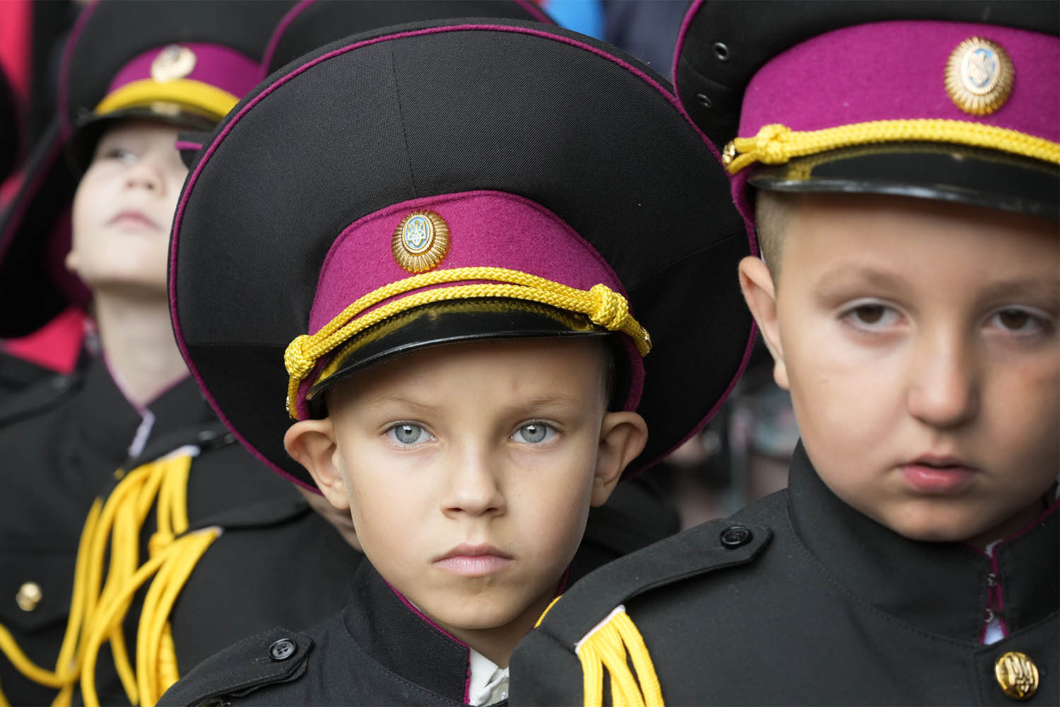 צוערים צעירים משתתפים בטקס היום הראשון ללימודים בקייב, אוקראינה. המתיחות בין רוסיה לאוקראינה גוברת, וארה״ב ואירופה מנסות למנוע פלישה רוסית לאוקראינה. 1 בספטמבר 2021 (צילום: AP Photo/Efrem Lukatsky)