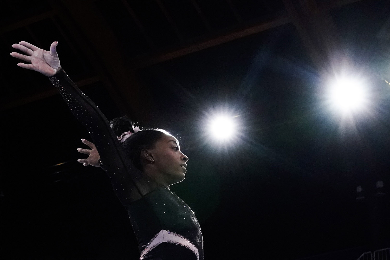 סימון ביילס באולימפיאדת טוקיו. חשפה את הלחצים העצומים להם נתונות המתעמלות. 22 ביולי 2021 (צילום: AP Photo/Ashley Landis)