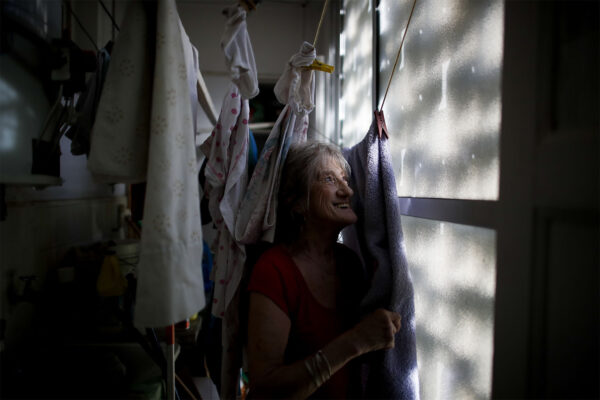 כרמלה קורלטו מחכה בביתה בבורזאקו, ארגנטינה, לתורה לקבל חיסון נגד קורונה (צילום: AP Photo/Natacha Pisarenko)
