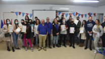 בני הנוער והצעירים שנוצלו בבחירות בנהריה במקבלים את הפיצוי בקן הנוער העובד והלומד בנהריה (צילום: הדס יום טוב)