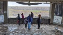 מטיילים בשמורת גמלא (צילום: ג'לאאה בשארה רשות הטבע והגנים)