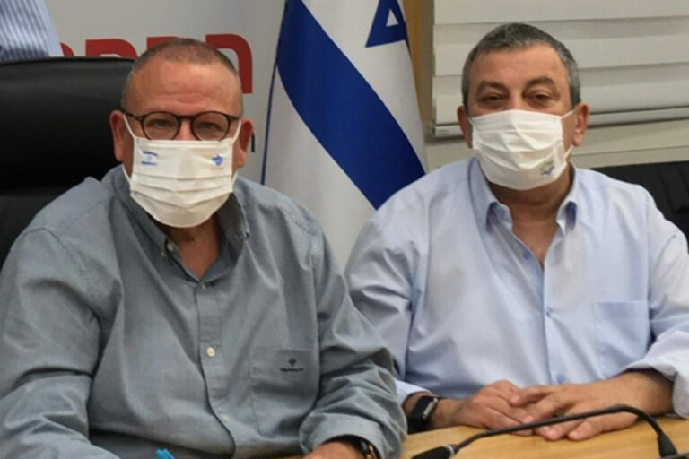 Chairman of the National Union of Clalit Health Fund Workers Prosper Ben Hemo (right) and Histadrut Chairman Arnon Bar-David. “Senior members of the Histadrut went to bat for the weakest workers.” (Photo: Histadrut Spokesperson’s Office)