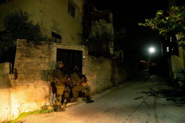 ירי ויידוי אבנים לעבר כוחות צה"ל שמיפו את בית המחבלים מחומש
