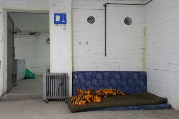 "מיטה עם שמיכות זה בן אדם שהיה פה, ויצא לסידורים": ביקור במקלט לחסרי בית בסופת כרמל