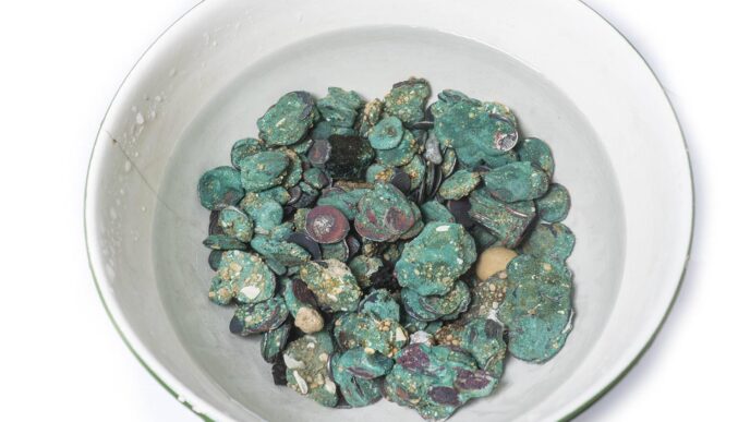 אבני חן ומטבעות שנתגלו בספינה הטרופה (צילום: יניב ברמן, רשות העתיקות)