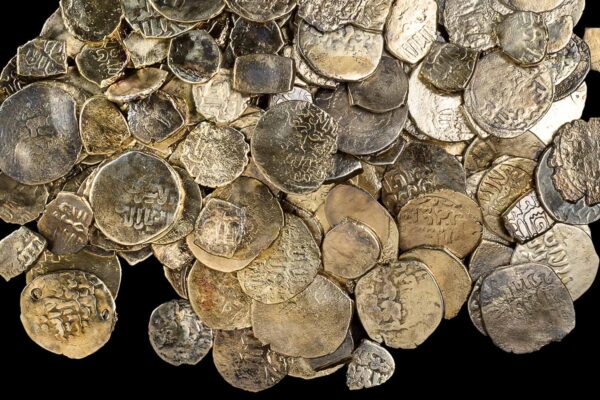 אוצר מטבעות מהתקופה הממלוכית ובו מטבעות חתוכים(צילום: דפנה גזית, רשות העתיקות)
