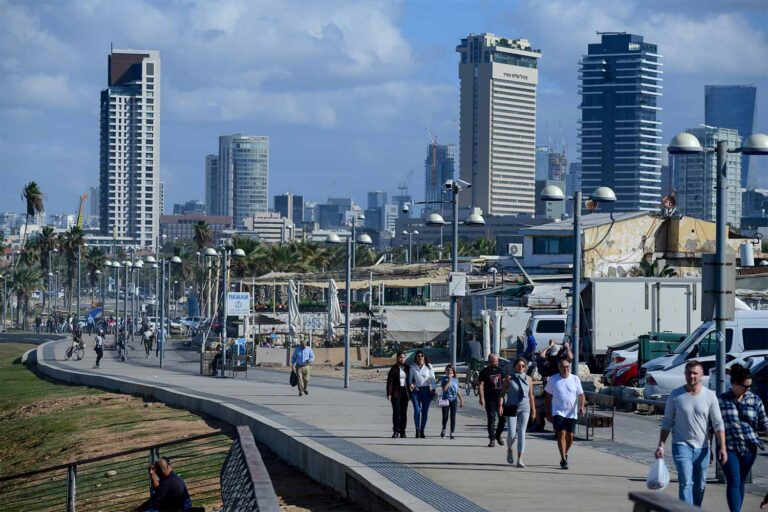 Israelis walking on the boardwalk in Tel Aviv. (Photo: Tomer Neuberg / Flash90)