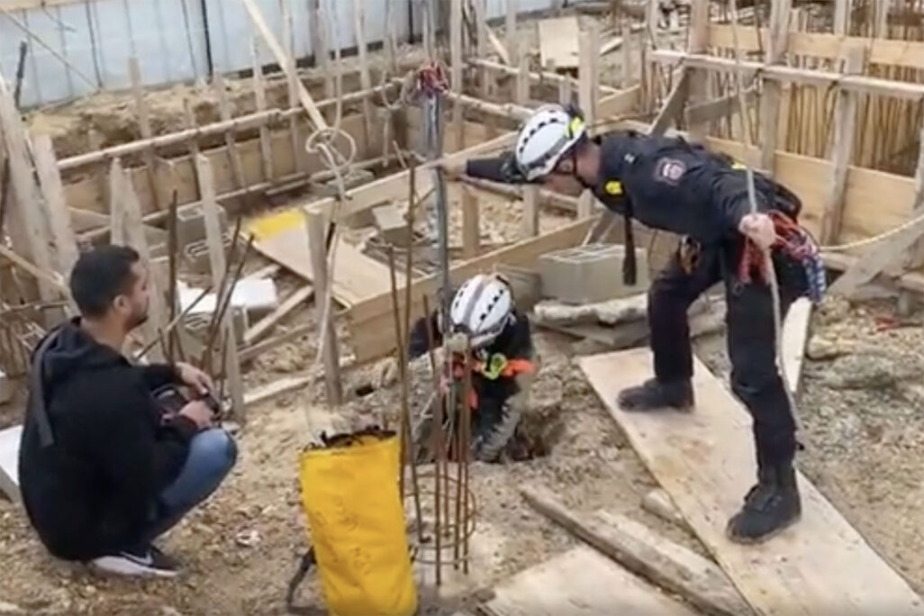 (חילוץ אדם מבור, ישוב מאור (צילום: דוברות כבאות והצלה לישראל, מחוז חוף (חילוץ אדם מבור, ישוב מאור (צילום: דוברות כבאות והצלה לישראל, מחוז חוף