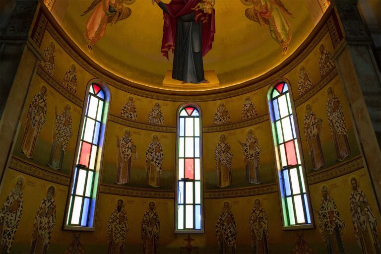 ציורי קיר על כנסיית מריה הבתולה של הכנסייה היוונית אורתודכסית בסכנין (צילום: גילעד שרים)