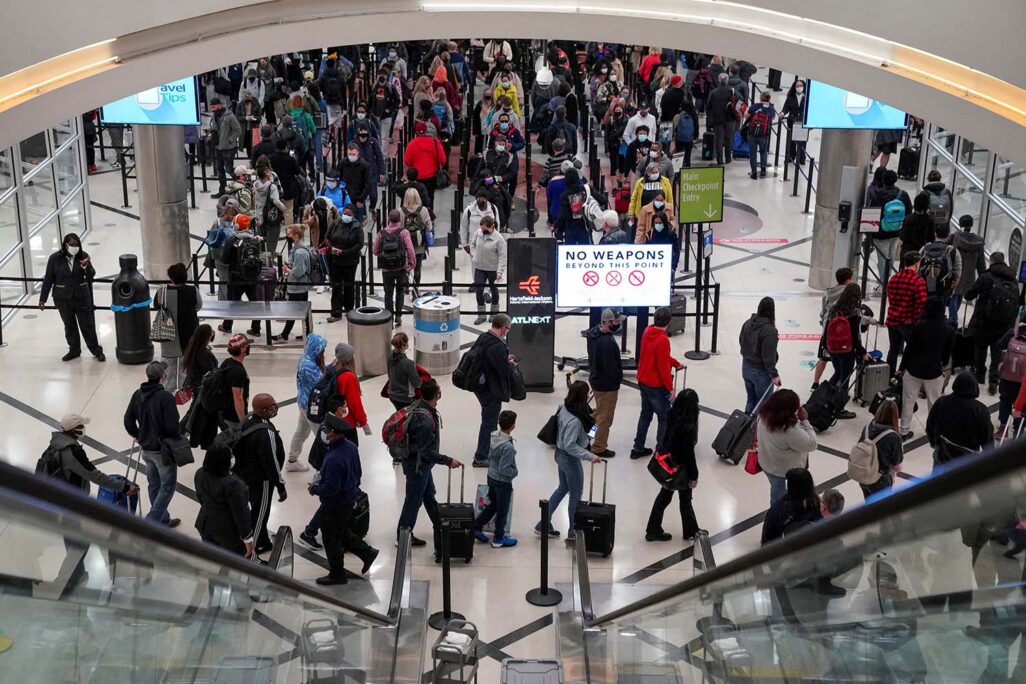 מטיילים בשדה התעופה בג׳ורג'יה (צילום ארכיון: REUTERS/Elijah Nouvelage/File Photo)