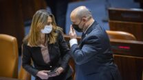 ראש הממשלה נפתלי בנט ושרת החינוך יפעת שאשא ביטון (צילום: אוליבייה פיטוסי/פלאש 90)