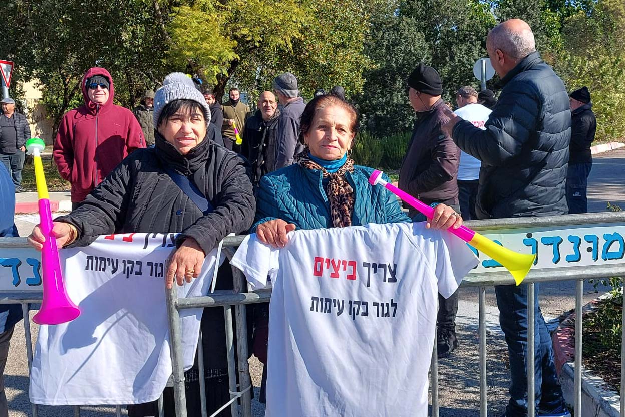 שולה אסייג (מימין): "רוצה ששר החקלאות יראה אותי פנים אל פנים ולא רק ינחית דברים חד צדדיים מרחוק" (צילום: מור הופרט)
