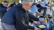 משה לגטיוי, מגדל בענף ההטלה, במאהל מחאה בזמן המאבק (צילום ארכיון: מור הופרט)