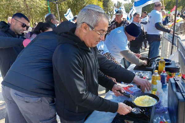 ״מכינים חביתה לליברמן, שיבין מה זה ביצה ישראלית״: מאות לולנים הגיעו לישיבת הממשלה בגולן