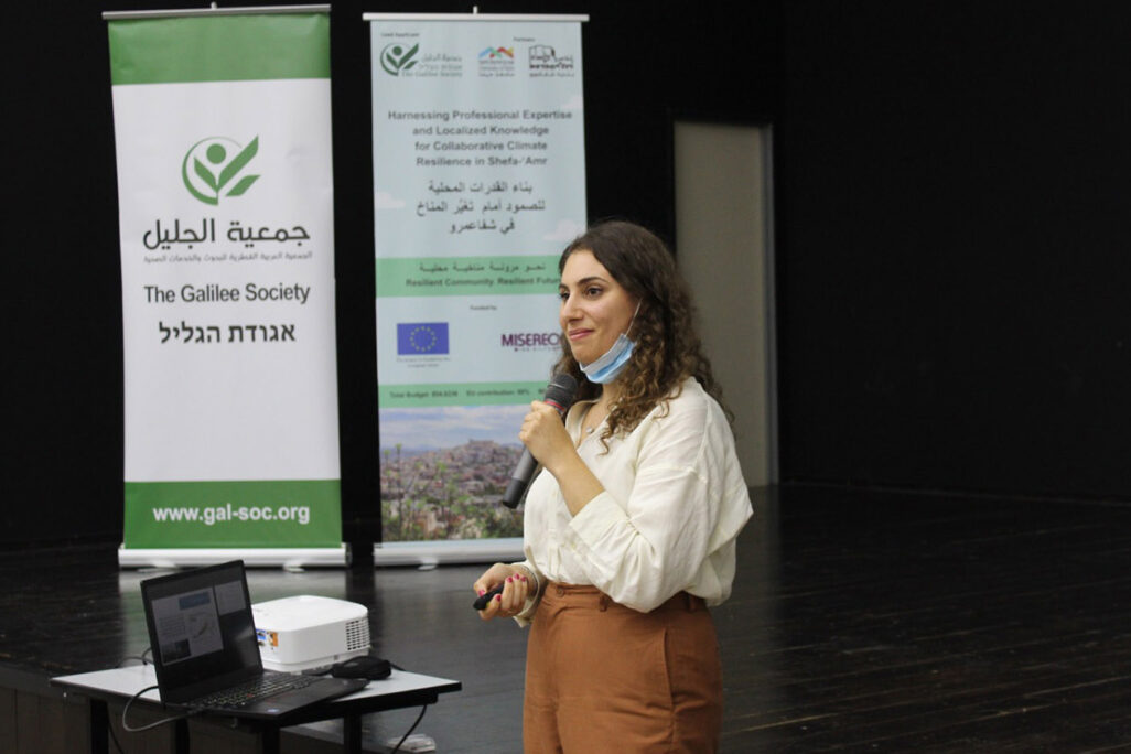 Alaa Abid leading a climate change workshop at the Shefa-Amr Community Center.(Photo: Davar)