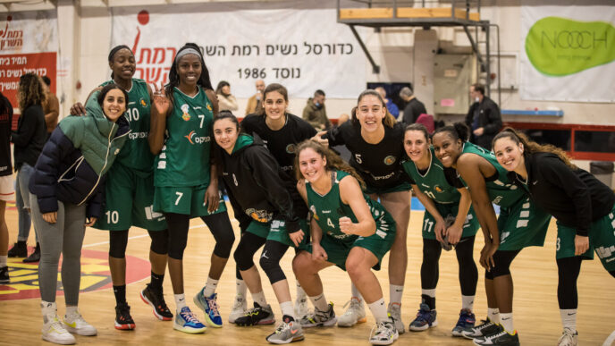 שחקניות מכבי חיפה בכדורסל (צילום: באדיבות מנהלת ליגת העל לנשים בכדורסל)