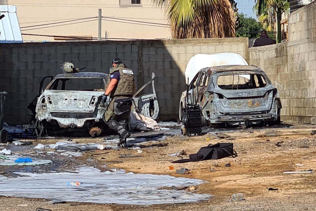 זירת האירוע ברמלה בו נהרגה סיהאם אבו אשבה  מפיצוץ רכב (צילום: כבאות והצלה)