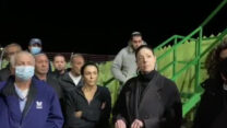 שרת התחבורה מרב מיכאלי בשיחה עם לולנים במושב אביבים (צילום: דבר)