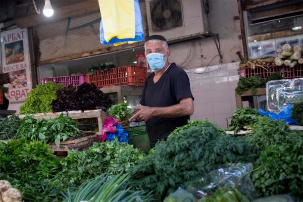 בעל דוכן ירקות בשוק הכרמל (צילום ארכיון: מרים אלסטר/פלאש90)