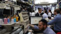 עובדים במפעל לייצור כיסויים לספרי תורה בחנות בשכונת מאה שערים בירושלים. למצולמים אין קשר לכתבה (צילום: נתי שוחט/פלאש90)
