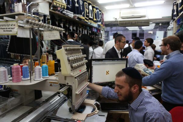 עובדים במפעל לייצור כיסויים לספרי תורה בחנות בשכונת מאה שערים בירושלים. למצולמים אין קשר לכתבה (צילום: נתי שוחט/פלאש90)