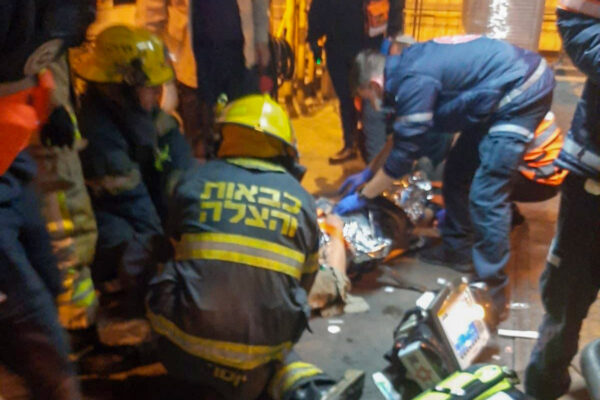 חילוץ עובד שנפצע בפיצוץ במפעל יהודה פלדות באשדוד (צילום: כב"א אשדוד)