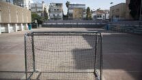 מגרש כדורגל בבית ספר בתל אביב (צילום: דניאל שטרית/פלאש90)